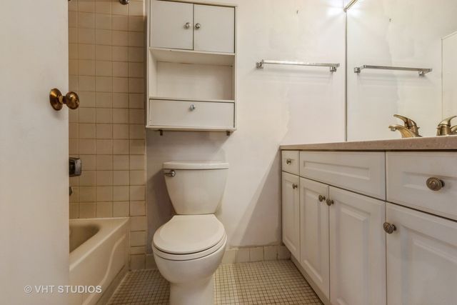 70 W HURON Street 1301, Chicago, IL 60654