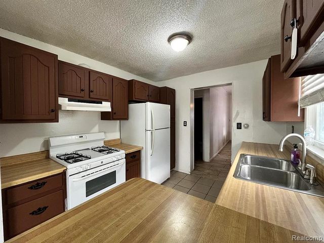 6530 N Gulley Road, Dearborn Heights, MI 48127