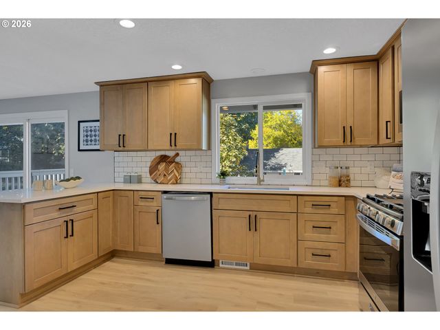 3525 Sw POMONA St, Portland, OR 97219