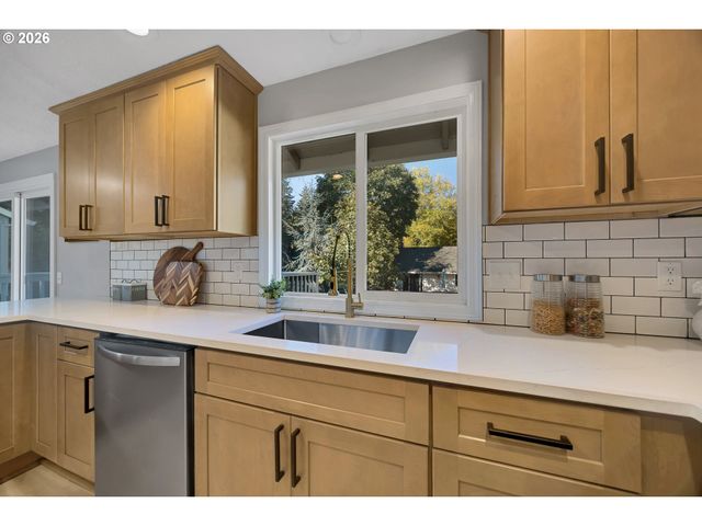 3525 Sw POMONA St, Portland, OR 97219