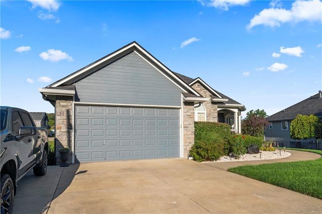 636 SW Lakeview Drive, Grain Valley, MO 64029