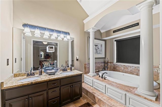 636 SW Lakeview Drive, Grain Valley, MO 64029