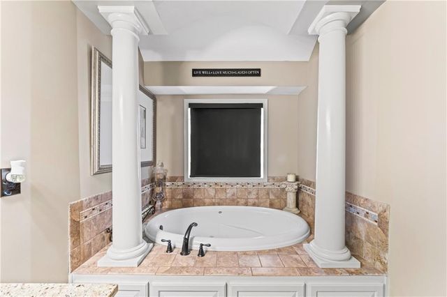 636 SW Lakeview Drive, Grain Valley, MO 64029