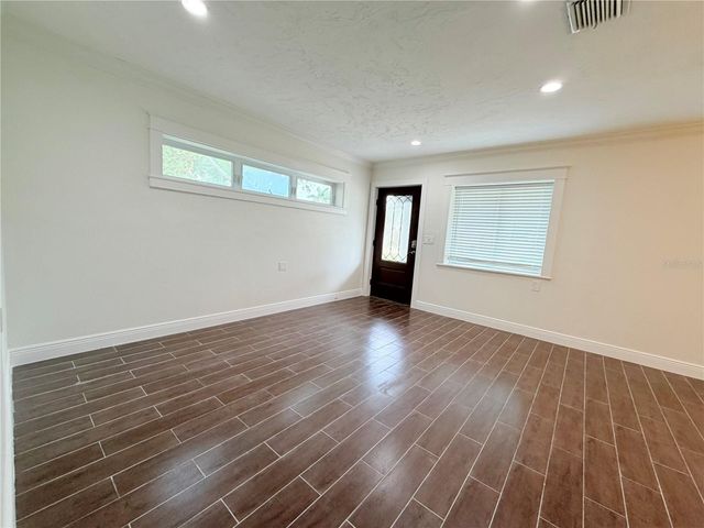 1843 OKLAHOMA AVENUE NE, St Petersburg, FL 33703