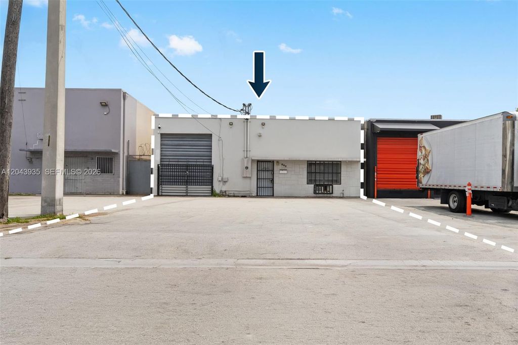 693 W 26th St, Hialeah, FL 33010