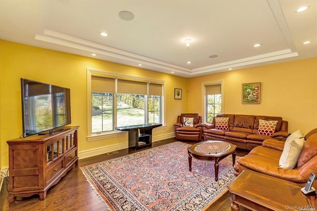 26 Spring Lane, Great Neck, NY 11024
