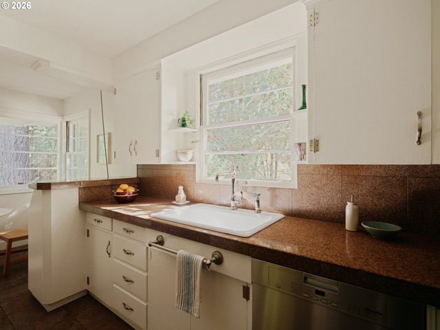 601 Sw CHESTNUT St, Portland, OR 97219