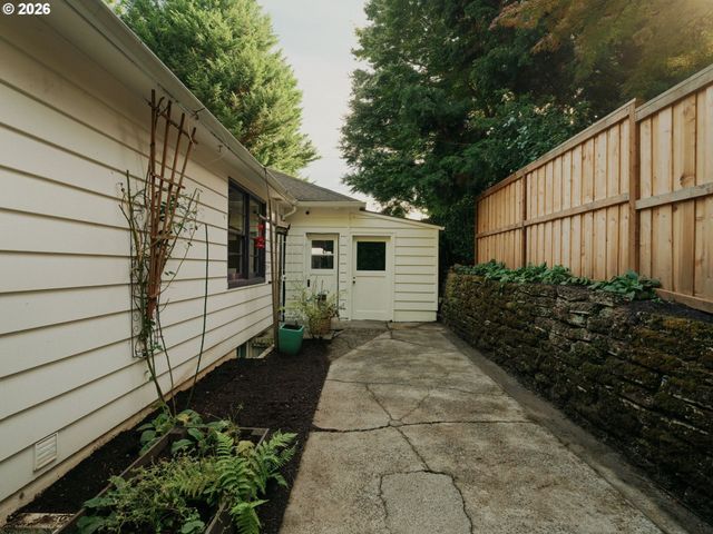 601 Sw CHESTNUT St, Portland, OR 97219