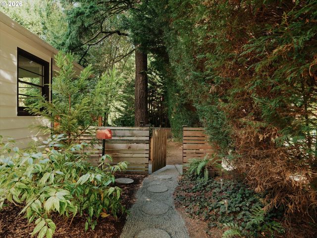 601 Sw CHESTNUT St, Portland, OR 97219
