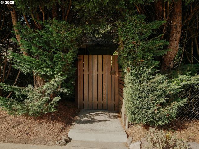 601 Sw CHESTNUT St, Portland, OR 97219