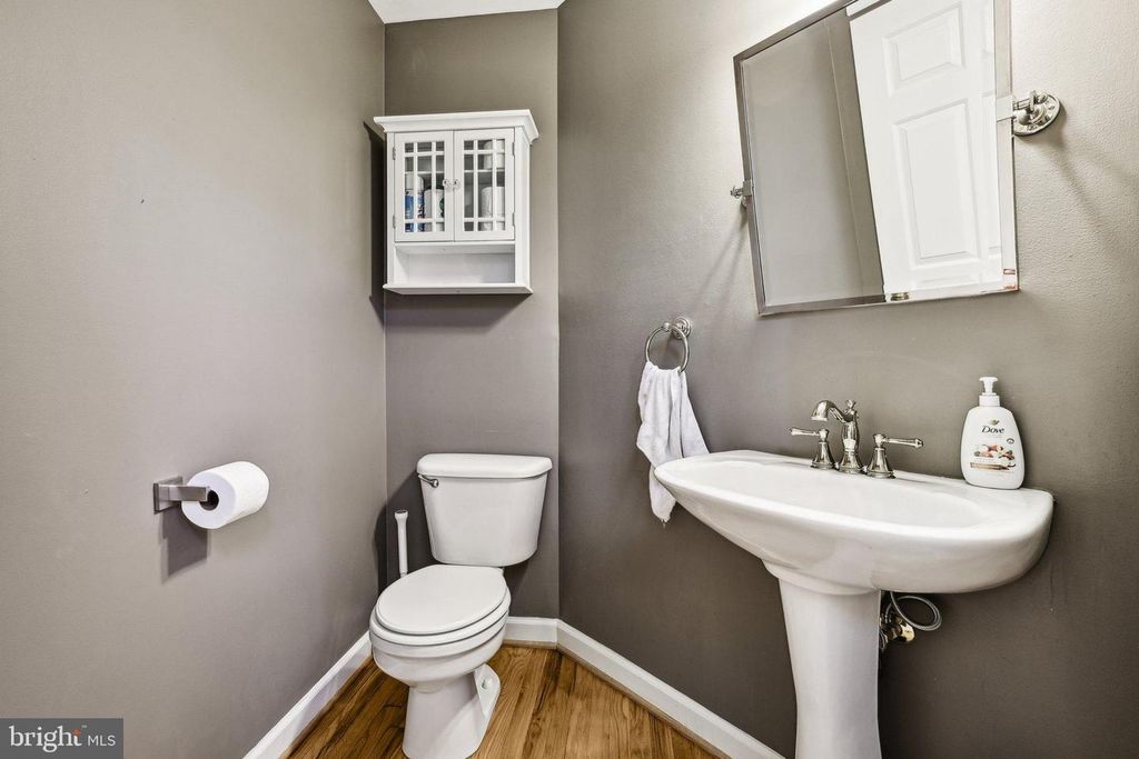 8154 SKELTON CIR, Falls Church, VA 22042