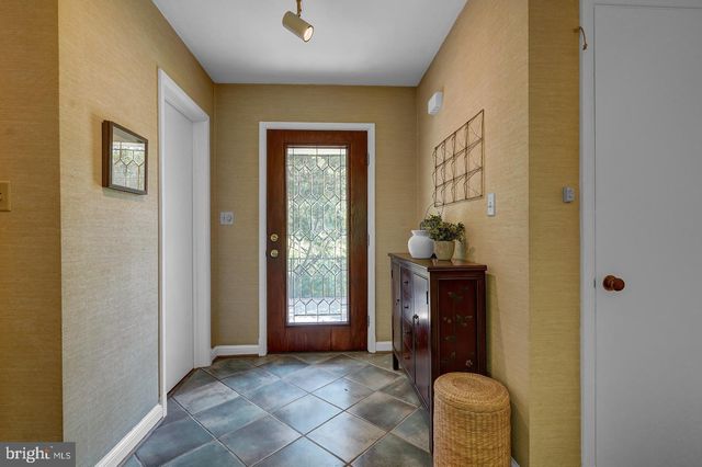 9233 FARNSWORTH DR, Potomac, MD 20854