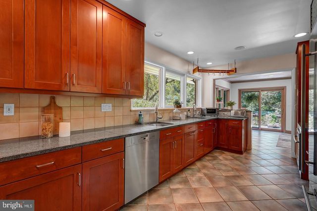 9233 FARNSWORTH DR, Potomac, MD 20854
