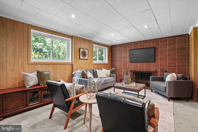 9233 FARNSWORTH DR, Potomac, MD 20854