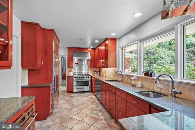 9233 FARNSWORTH DR, Potomac, MD 20854