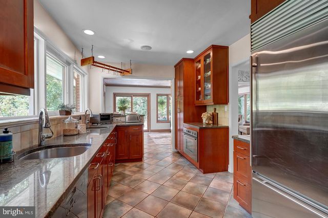 9233 FARNSWORTH DR, Potomac, MD 20854