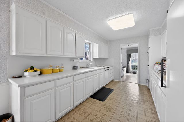 704 Castlewood Lane, Arlington, TX 76012