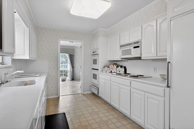 704 Castlewood Lane, Arlington, TX 76012