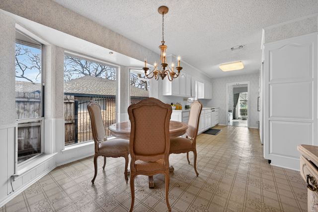 704 Castlewood Lane, Arlington, TX 76012