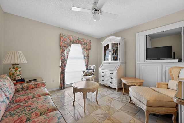 704 Castlewood Lane, Arlington, TX 76012