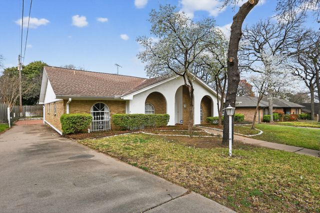 704 Castlewood Lane, Arlington, TX 76012
