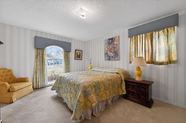 704 Castlewood Lane, Arlington, TX 76012