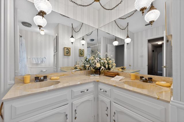 704 Castlewood Lane, Arlington, TX 76012