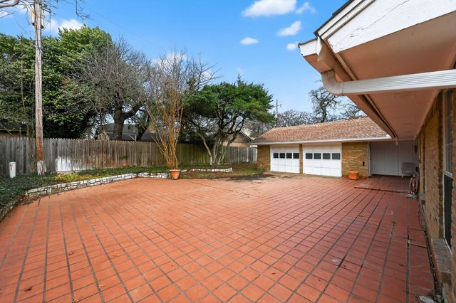 704 Castlewood Lane, Arlington, TX 76012