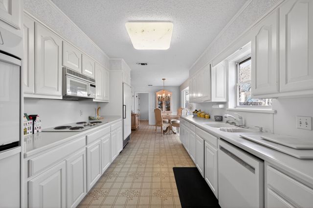 704 Castlewood Lane, Arlington, TX 76012