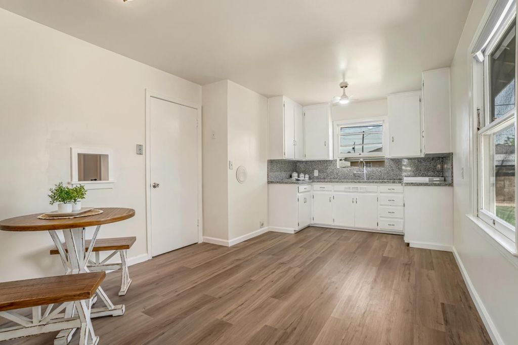 Image 19 of property listing at 1422 W Flint Way, Fresno, CA 93705