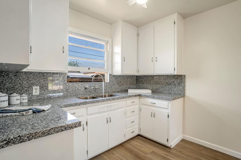 Image 21 of property listing at 1422 W Flint Way, Fresno, CA 93705