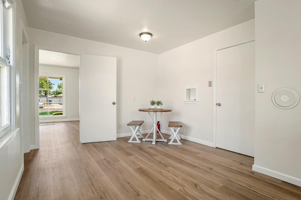 Image 22 of property listing at 1422 W Flint Way, Fresno, CA 93705