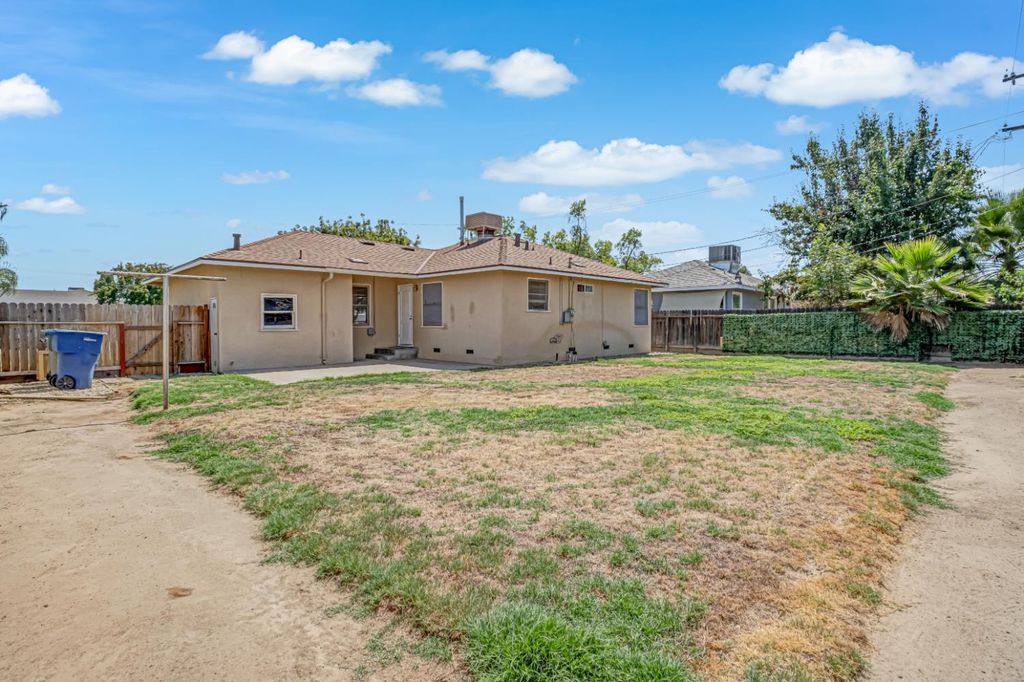 Image 25 of property listing at 1422 W Flint Way, Fresno, CA 93705