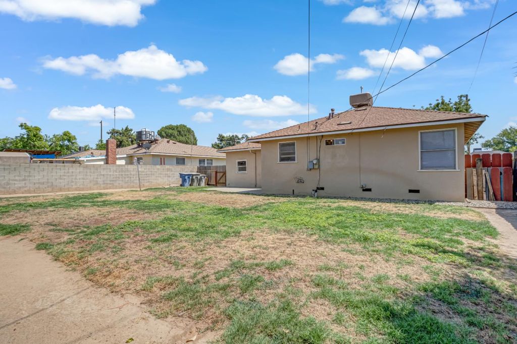 Image 26 of property listing at 1422 W Flint Way, Fresno, CA 93705