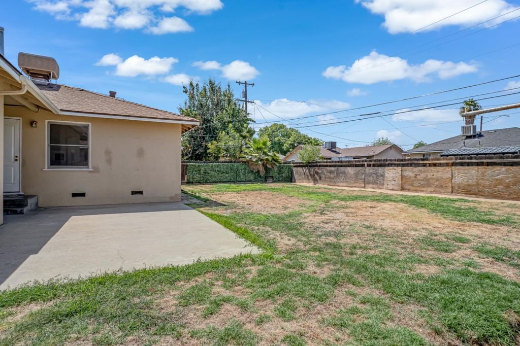 Image 27 of property listing at 1422 W Flint Way, Fresno, CA 93705