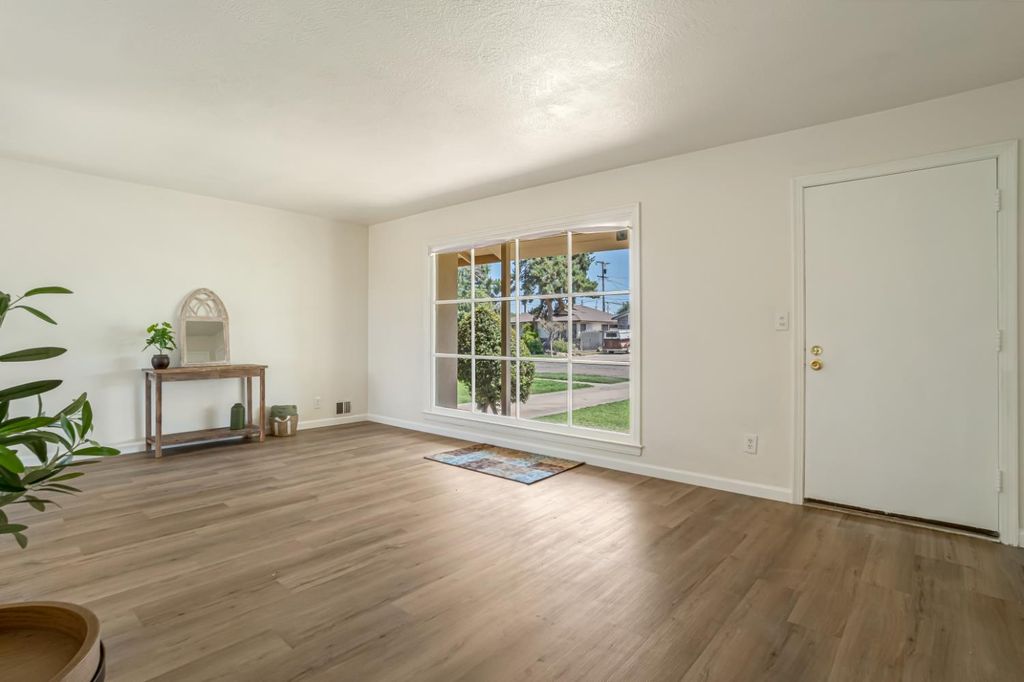 Image 5 of property listing at 1422 W Flint Way, Fresno, CA 93705