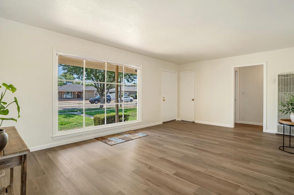 Image 6 of property listing at 1422 W Flint Way, Fresno, CA 93705