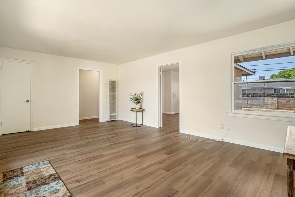 Image 7 of property listing at 1422 W Flint Way, Fresno, CA 93705