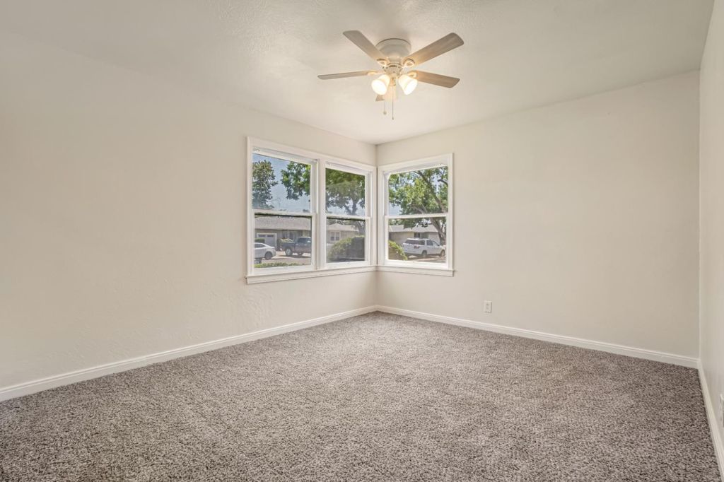 Image 9 of property listing at 1422 W Flint Way, Fresno, CA 93705