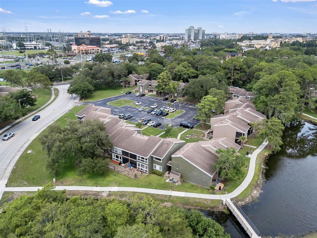 Image 37 of property listing at 5850 PEREGRINE AVE C10, Orlando, FL 32819