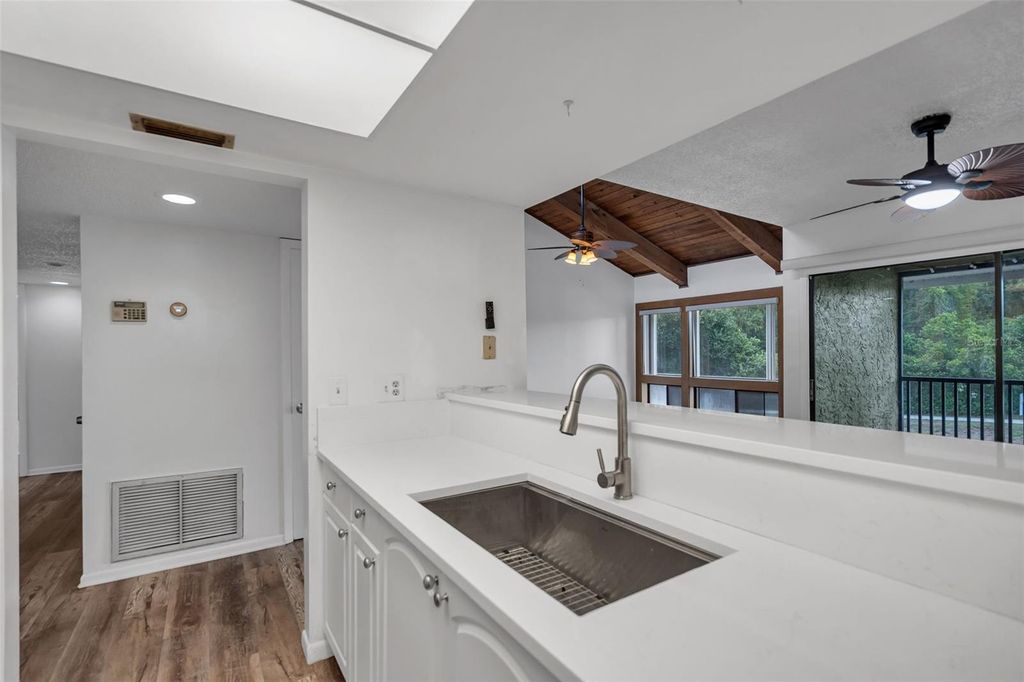 Image 6 of property listing at 5850 PEREGRINE AVE C10, Orlando, FL 32819