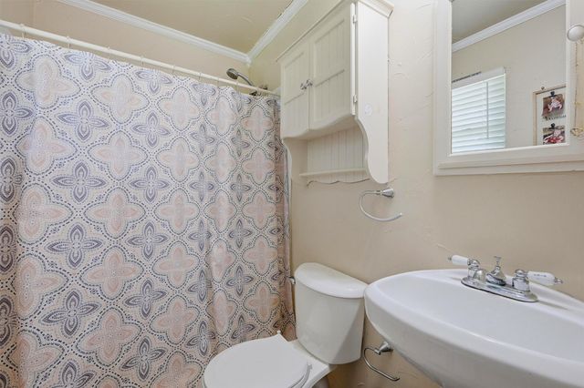 109 N Hickory Avenue, Denison, TX 75020