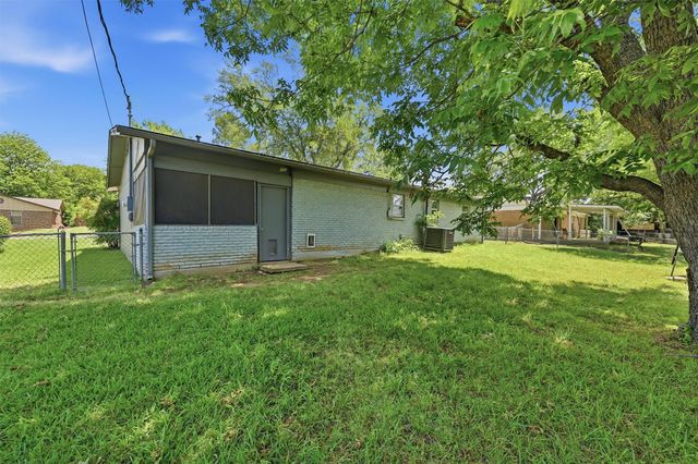 109 N Hickory Avenue, Denison, TX 75020