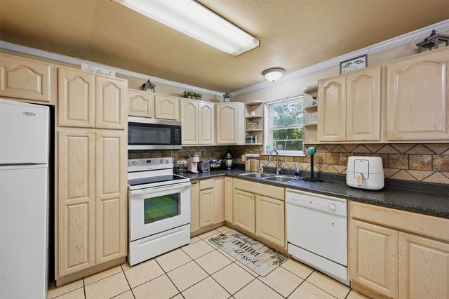 109 N Hickory Avenue, Denison, TX 75020