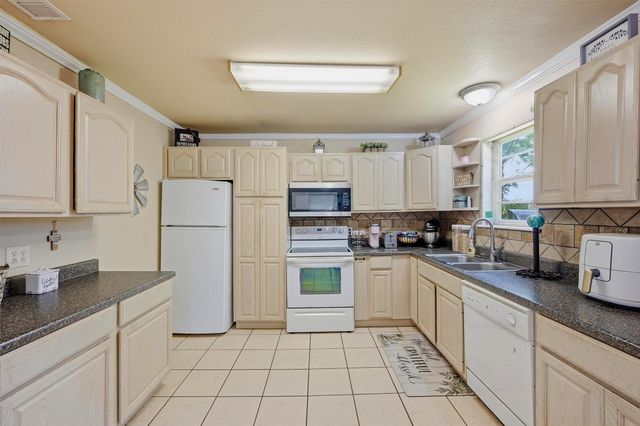 109 N Hickory Avenue, Denison, TX 75020