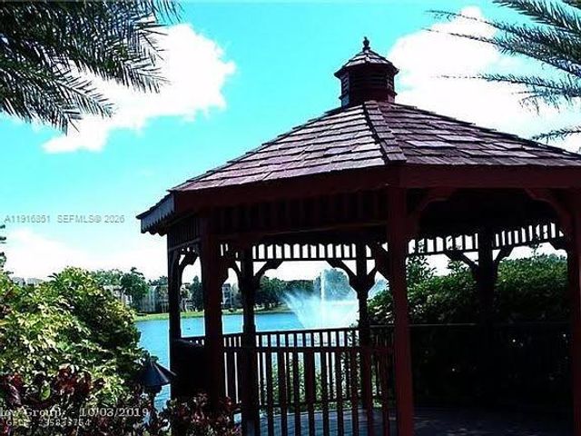 9230 Lagoon Place 310, Davie, FL 33324