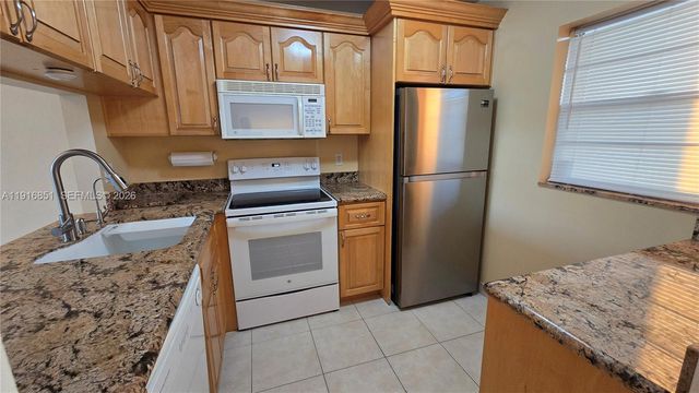 9230 Lagoon Place 310, Davie, FL 33324