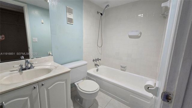 9230 Lagoon Place 310, Davie, FL 33324