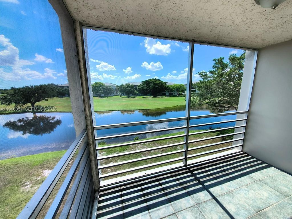 9230 Lagoon Place 310, Davie, FL 33324