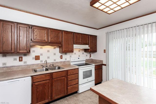 3905 Quartz LN, Virginia Beach, VA 23456